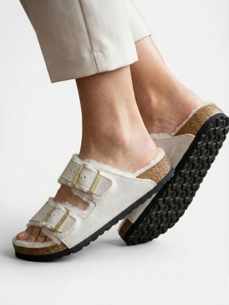 בירקנשטוק כפכפי בגוון לבן יוקרתי עם פרווה רכה