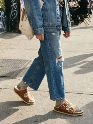 בירקנשטוק כפכפי עור חום עם פרווה בהנחה