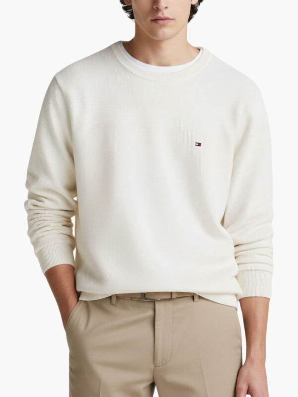 טומי הילפיגר סריג לבן בעיצוב קלאסי עם לוגו רקום