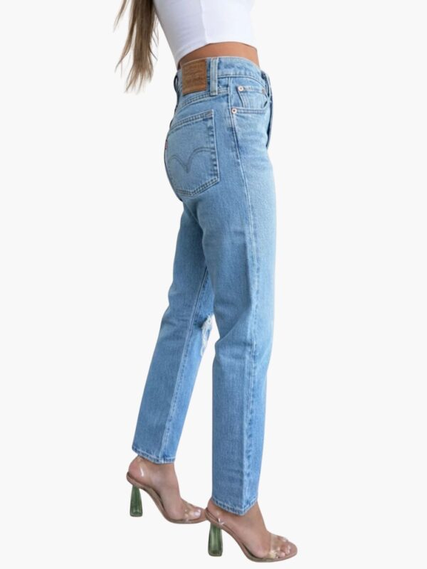 Levi’s ג'ינס כחול בהיר קרע בברך