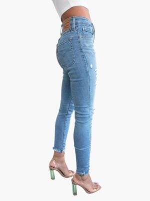 ג׳ינס Levi’s סקיני לנשים עם קרעים בהנחה