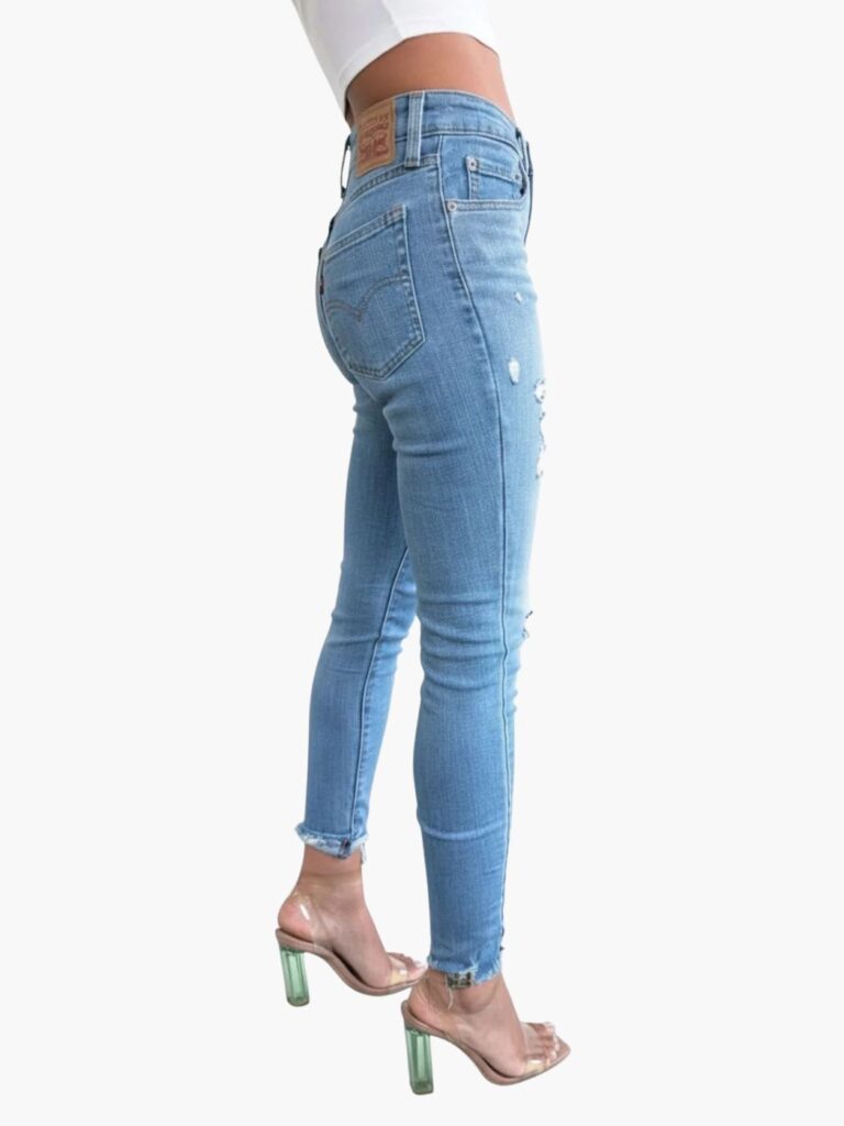 ג׳ינס Levi’s סקיני לנשים עם קרעים בהנחה
