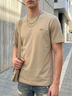 לקוסט טישרט בצבע בז׳ לוגו קרוקודיל רקום בטון על טון