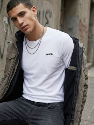 דיזל טישירט לבנה עם לוגו מתכתי