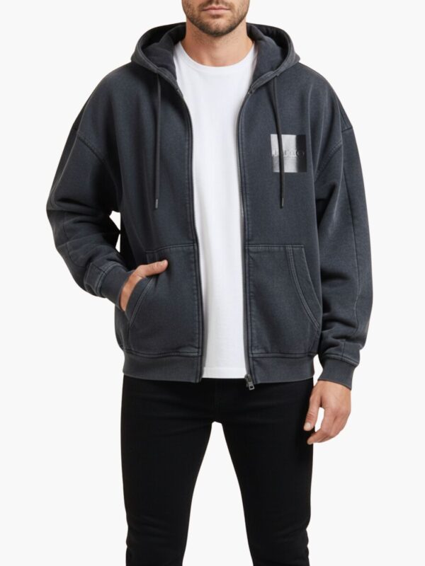 הוגו בוס סווטשירט אפור עם לוגו זוהר