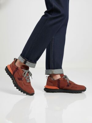 לקוסט סניקרס עם שילוב זמש אדום שחור