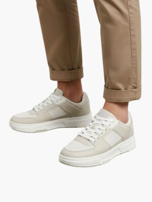 הוגו סניקרס בצבע שמנת עם לוגו