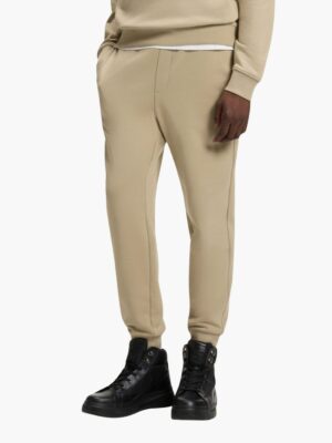 הוגו מכנסי טרנינג בצבע בז׳ עם לוגו קטן בצד