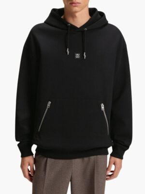 הוגו קפוצ'ון שחור עם כיסי רוכסן קדמיים