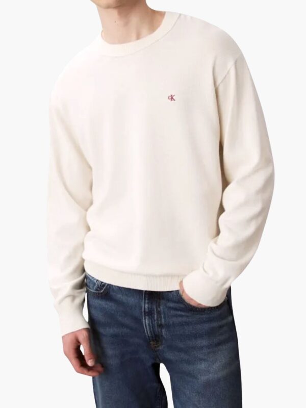 קלווין קליין סוודר בצבע לבן עם לוגו אדום