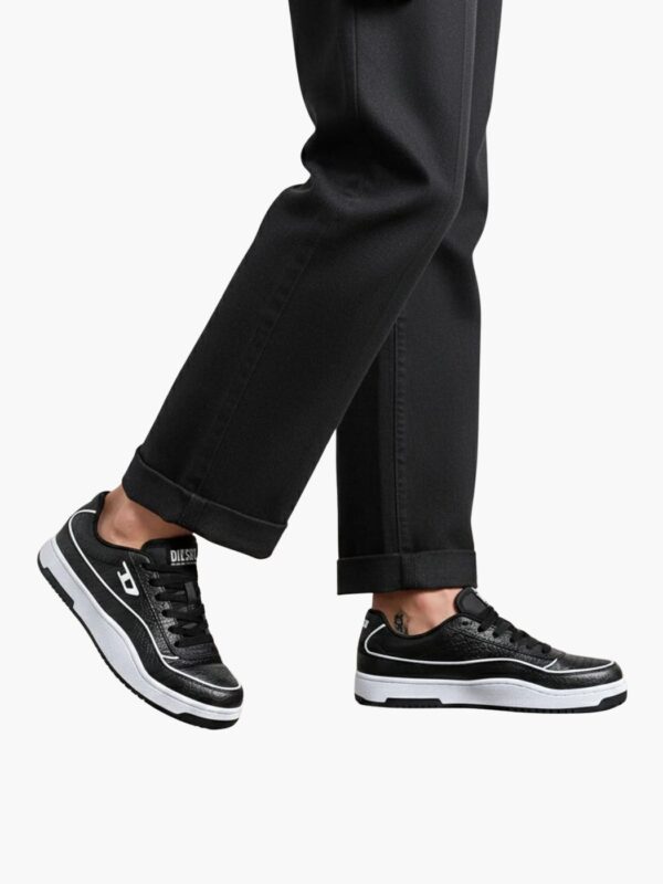 נעליים דיזל לגברים בצבע שחור עם לוגו לבן