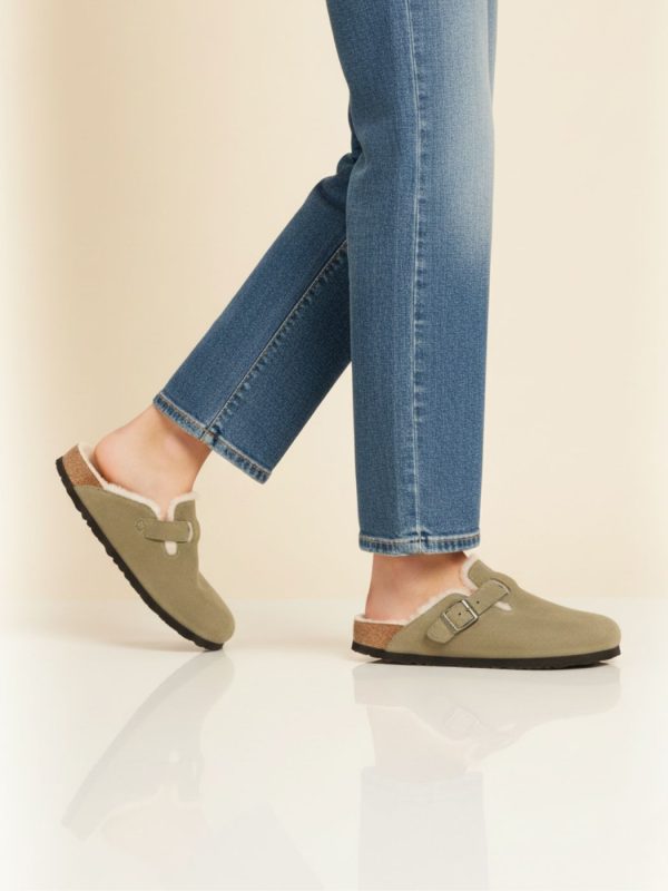 בירקנשטוק כפכפים סגורות לנשים פרווה בגוון בז׳