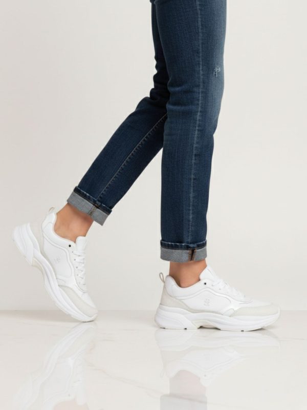 טומי הילפיגר סניקרס בעיצוב נקי עם שילוב עור וזמש וסוליה גבוהה