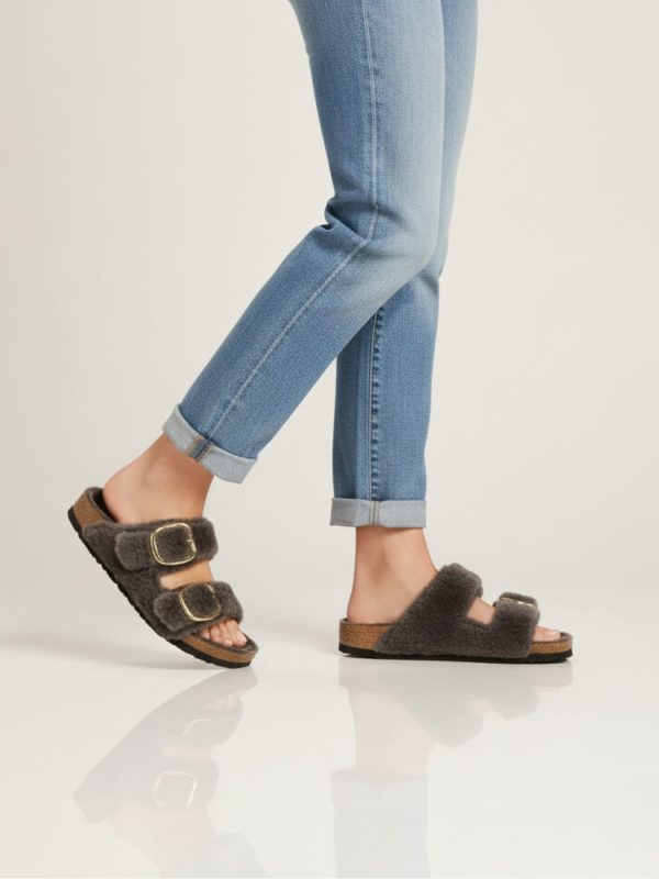 בירקנשטוק כפכפים לנשים עם רפידה פרווה בגוון חום