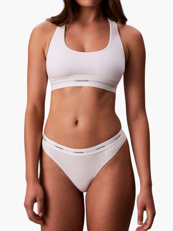 קלווין קליין תחתון בצבע לבן קלאסי עם גומי מותג