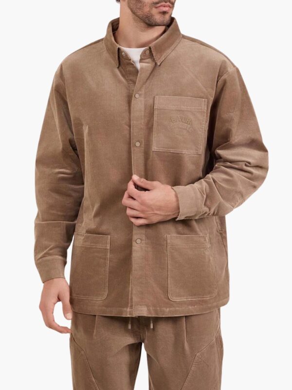 חולצת ג׳קט באלר מבד קורדרוי בצבע חום עם שלושה כיסים קדמיים ולוגו רקום על כיס החזה