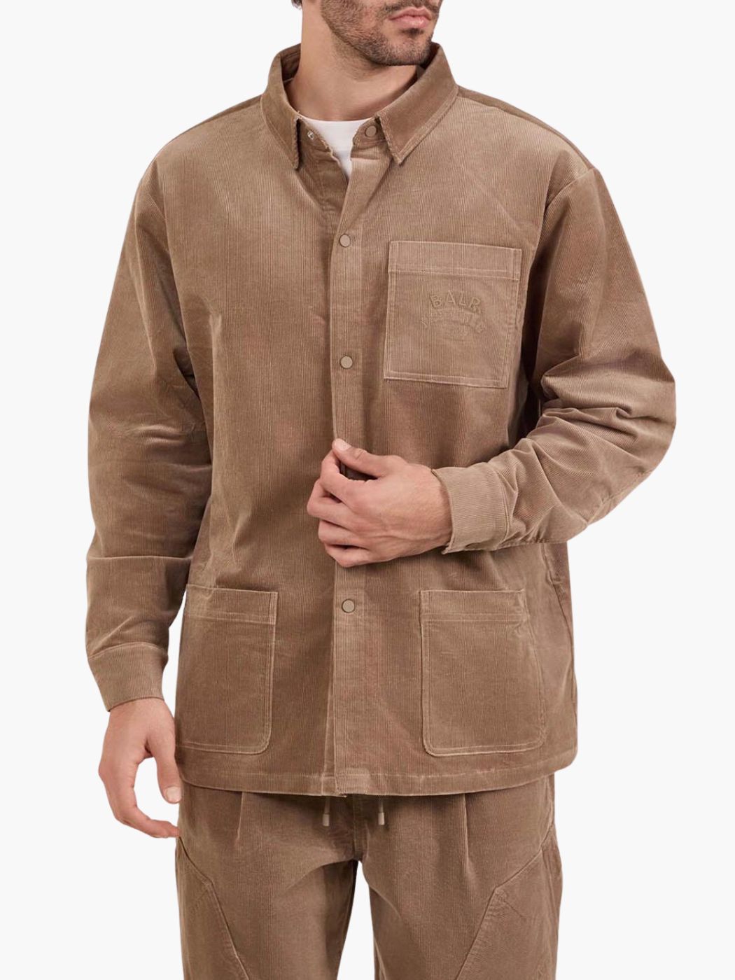 חולצת ג׳קט באלר מבד קורדרוי בצבע חום עם שלושה כיסים קדמיים ולוגו רקום על כיס החזה