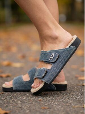 כפכפי דיזל בגוון ג'ינס בהיר עם רפידת צמר בהירה וסוליה שחורה