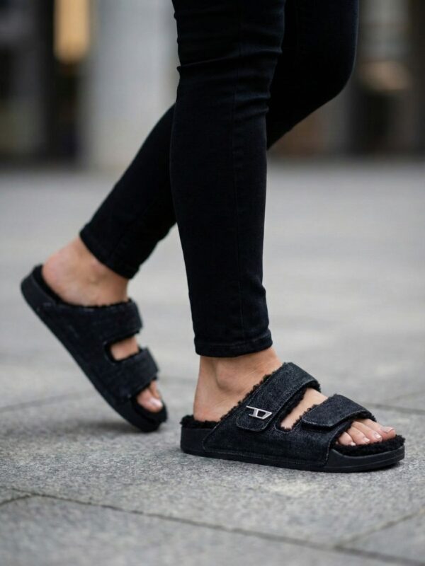 כפכפי דיזל בגוון ג'ינס שחור עם רפידת צמר שחור וסוליה שחורה