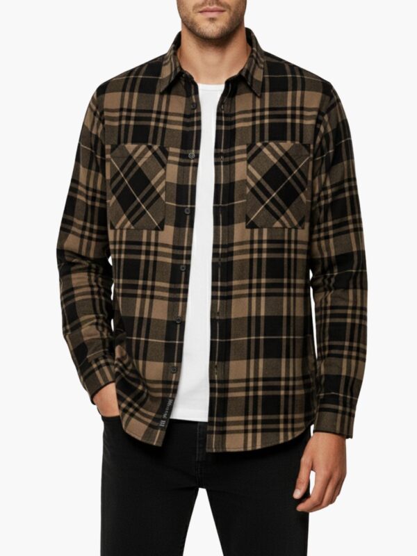 חולצת פלאנל חום-שחור של הוגו עם דוגמת משבצות, שני כיסים קדמיים וסגירת כפתורים לכל האורך.