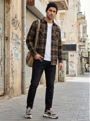 חולצת של הוגו עם דוגמת משבצות, שני כיסים קדמיים וסגירת כפתורים לכל האורך.