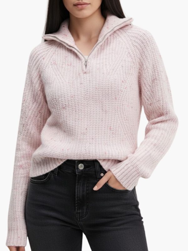 סריג ורוד של טומי הילפיגר במרקם סרוג עם צווארון גבוה ורוכסן קצר בחזית