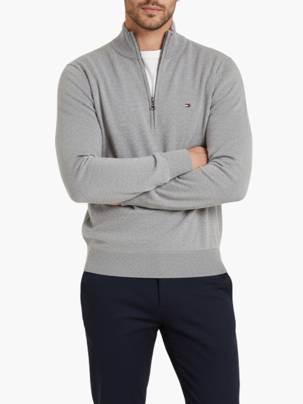 סריג אפור של טומי הילפיגר עם צווארון גבוה ורוכסן קצר בחזית ולוגו קטן רקום בצד שמאל של החזה