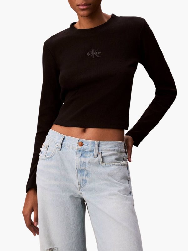 חולצת ריב שחורה של קלווין קליין עם שרוולים ארוכים ולוגו רקום על החזה