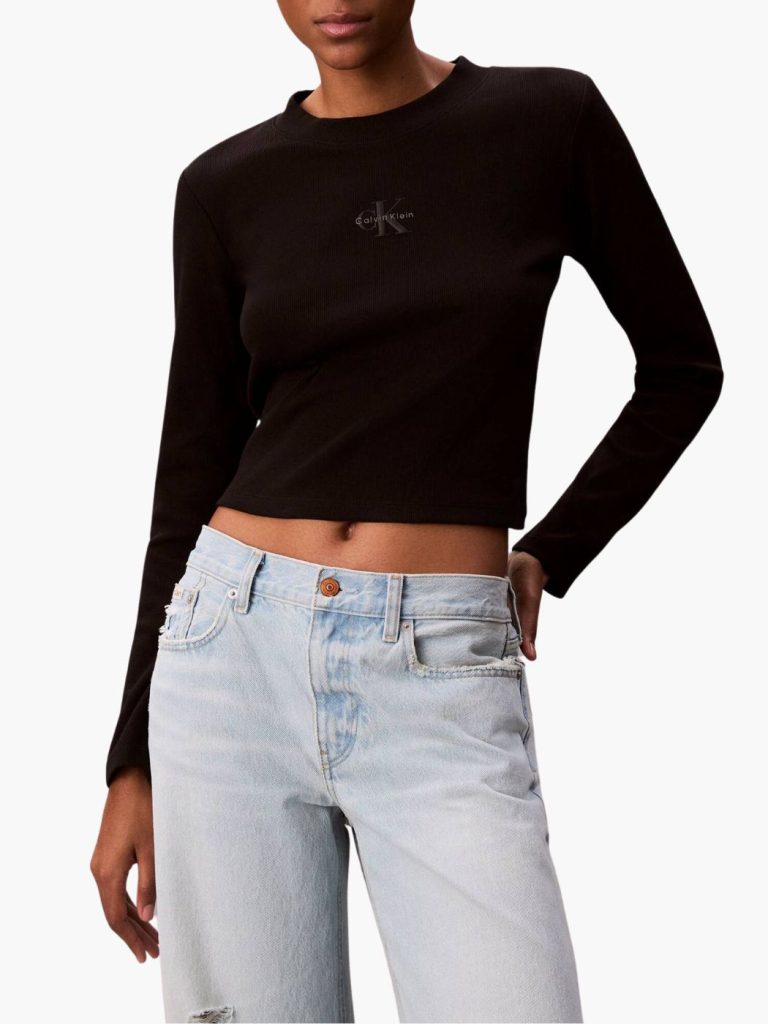 חולצת ריב שחורה של קלווין קליין עם שרוולים ארוכים ולוגו רקום על החזה