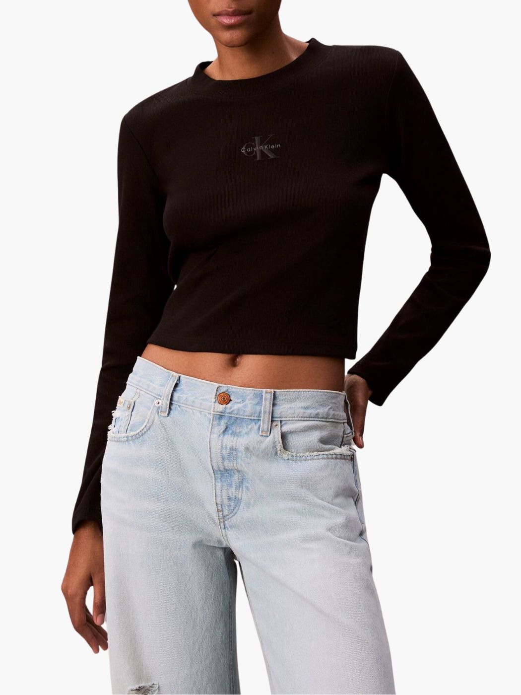 חולצת ריב שחורה של קלווין קליין עם שרוולים ארוכים ולוגו רקום על החזה