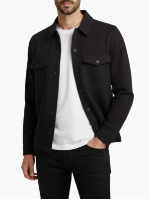 חולצת ג’קט שחורה של הוגו עם כיסים קדמיים וסגירת כפתורים לכל האורך.