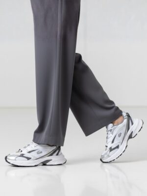 נעלי ספורט לבנות של לקוסט עם שילובי כסף ושחור, רשת נושמת ולוגו התנין בצד