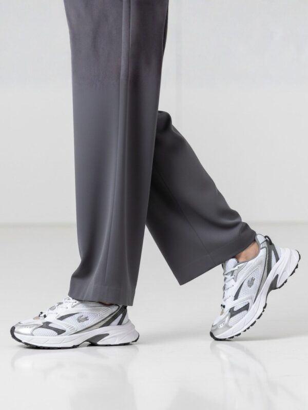 נעלי ספורט לבנות של לקוסט עם שילובי כסף ושחור, רשת נושמת ולוגו התנין בצד