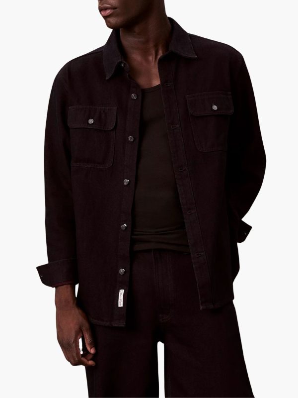 חולצת ג'ינס בצבע מרלו של קלווין קליין עם כיסים קדמיים וסגירת כפתורי מתכת