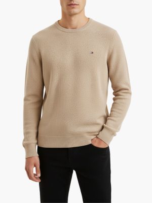 חולצת טומי הילפיגר בגוון בז' מבד וואפל עם סמל רקום קטן על החזה