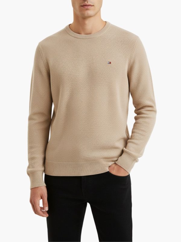 חולצת טומי הילפיגר בגוון בז' מבד וואפל עם סמל רקום קטן על החזה