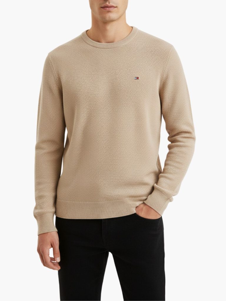 חולצת טומי הילפיגר בגוון בז' מבד וואפל עם סמל רקום קטן על החזה