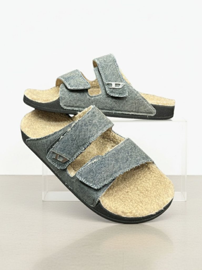 כפכפי דיזל בגוון ג'ינס בהיר עם רפידת צמר בהירה וסוליה שחורה