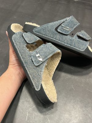 כפכפי דיזל בגוון ג'ינס בהיר עם פרווה בהירה וסוליה שחורה