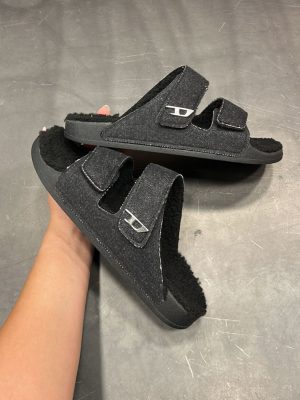 כפכפי דיזל בגוון ג'ינס שחור עם רפידת פרווה שחורה וסוליה שחורה