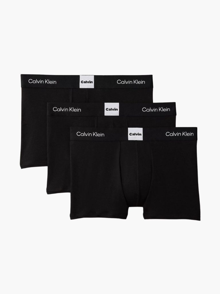 שלישיית תחתוני בוקסר שחורים לגבר של Calvin Klein עם חגורת מותן ממותגת ותווית לוגו לבנה במרכז.