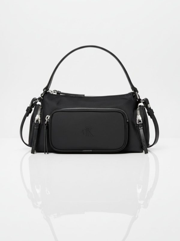 תיק כתף שחור של קלווין קליין עם רוכסן קדמי ולוגו cK מובלט