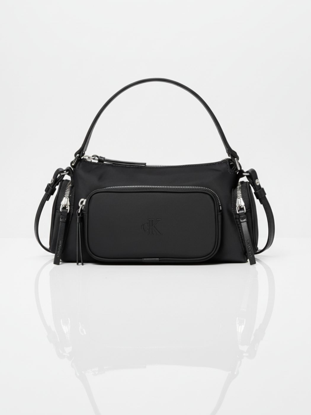 תיק כתף שחור של קלווין קליין עם רוכסן קדמי ולוגו cK מובלט