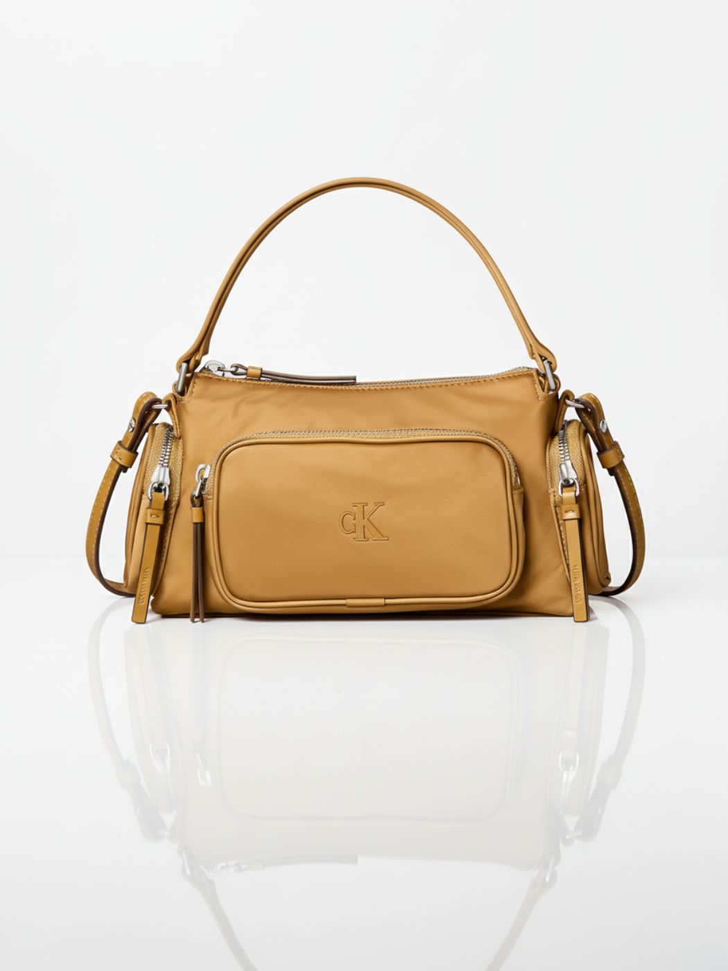 תיק כתף חרדל של קלווין קליין עם רוכסן קדמי ולוגו cK מובלט
