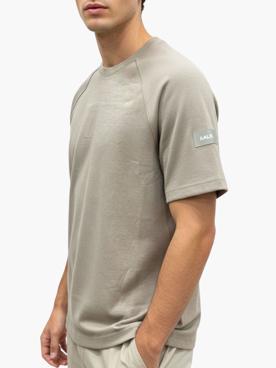 חולצת באלר בגוון חום־זית עם לוגו BALR על השרוול והדפס עדין בגב