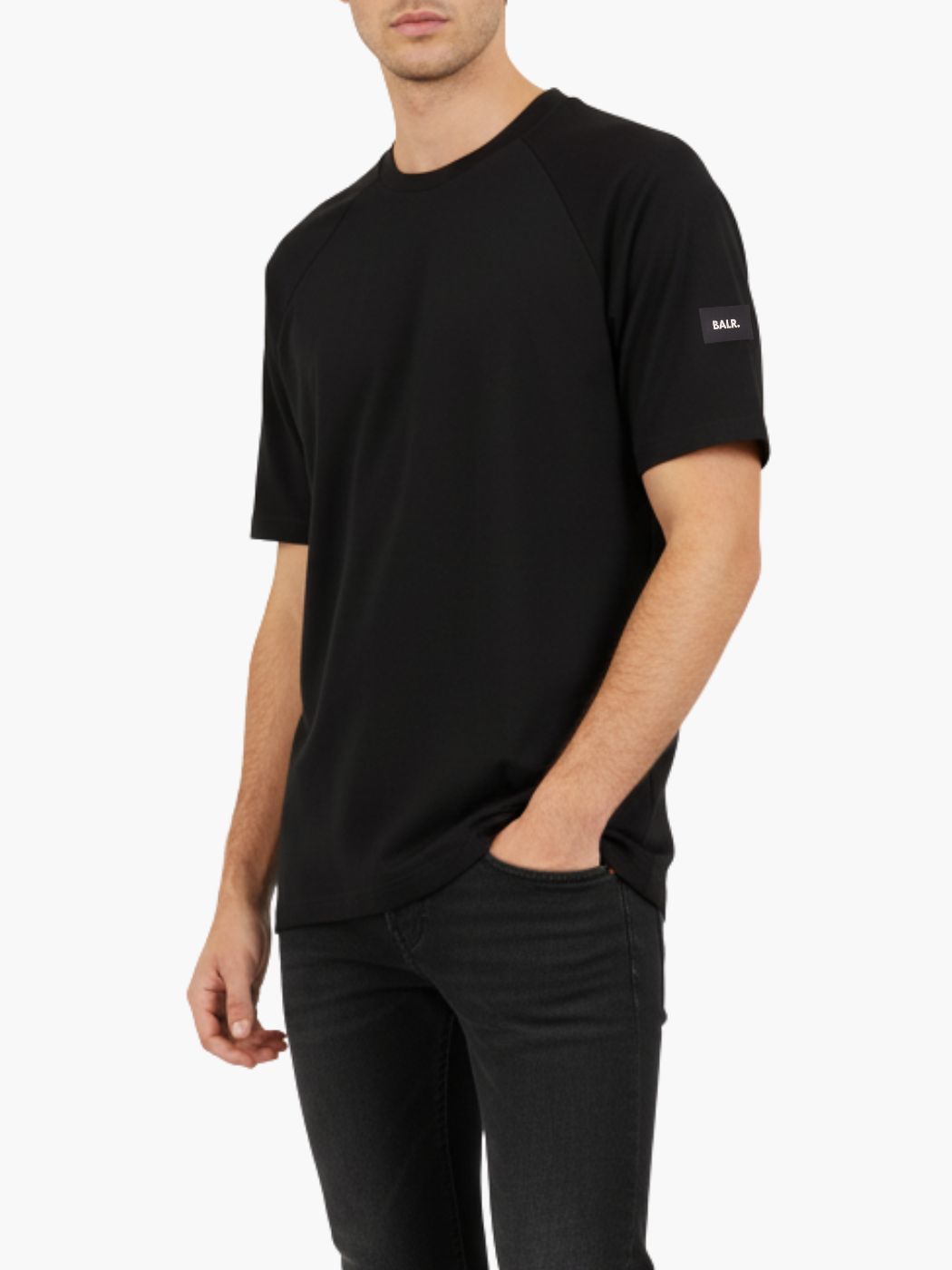 חולצת באלר שחורה עם לוגו BALR על השרוול והדפס עדין בגב