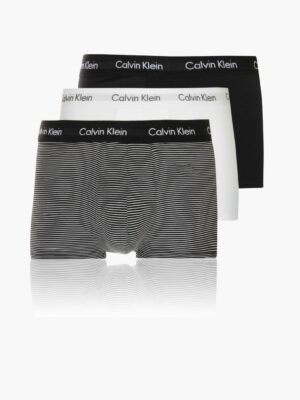 שלושה זוגות תחתוני בוקסר של קלוין קליין בצבעים שחור, לבן ופסים דקים בשחור-לבן עם גומי מותן ממותג.