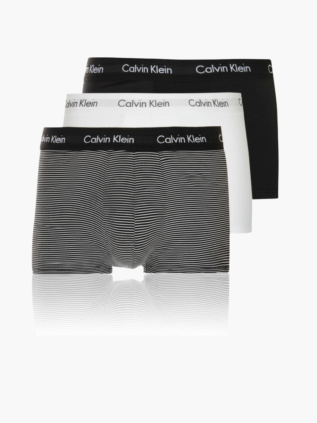שלושה זוגות תחתוני בוקסר של קלוין קליין בצבעים שחור, לבן ופסים דקים בשחור-לבן עם גומי מותן ממותג.