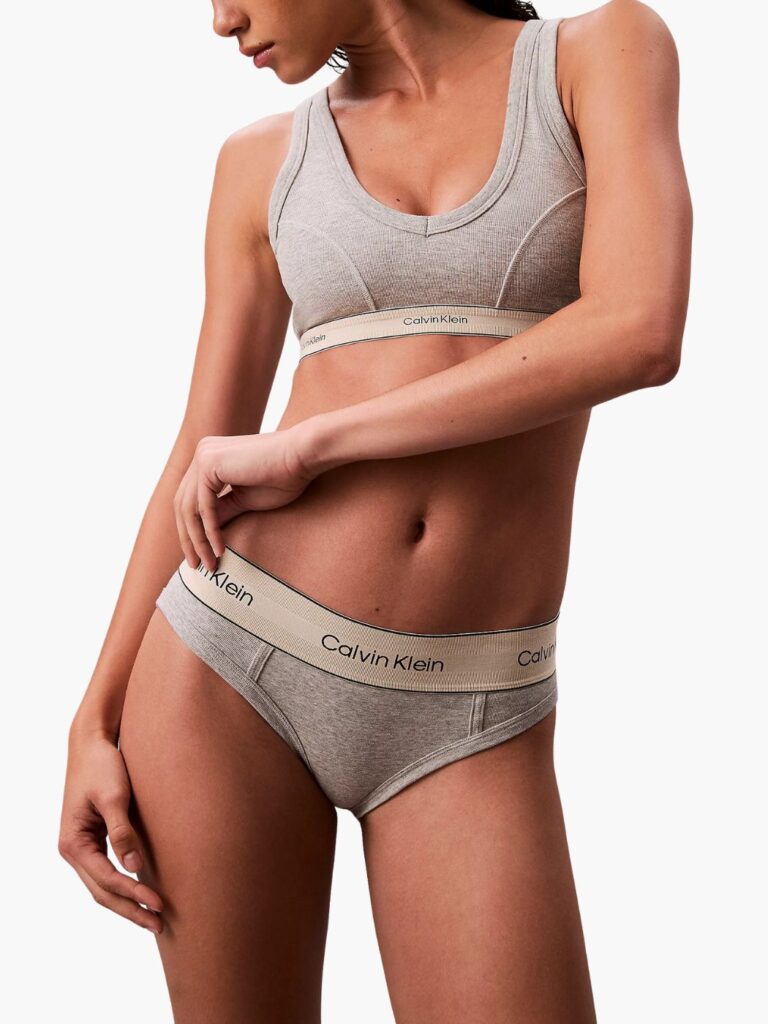 תחתון בגזרת בריף של קלוין קליין בצבע אפור עם גומי מותן בצבע בז' ולוגו שחור.