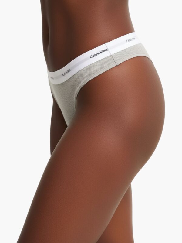 קלווין קליין תחתון חוטיני בצבע אפור עם גומי מותג